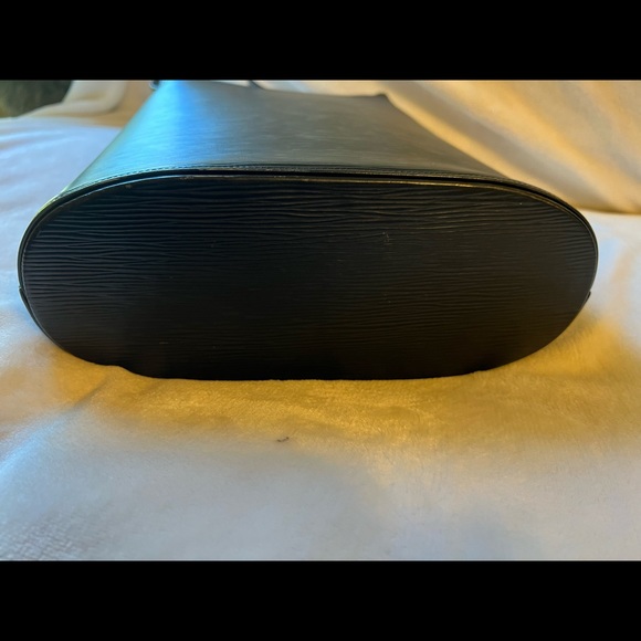 Louis Vuitton - Picture 4 of 11